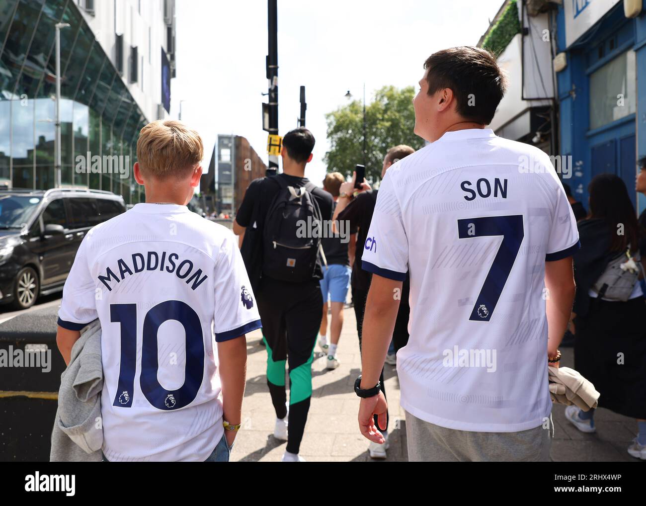 X19th August 2023; Tottenham Hotspur Stadium, London, England; Premier League Football, Tottenham Hotspur gegen Manchester United; Tottenham Hotspurs-Fans, die im Tottenham Hotspur Stadium ankommen, tragen Shirts von James Maddison und Son Heung-Min Stockfoto