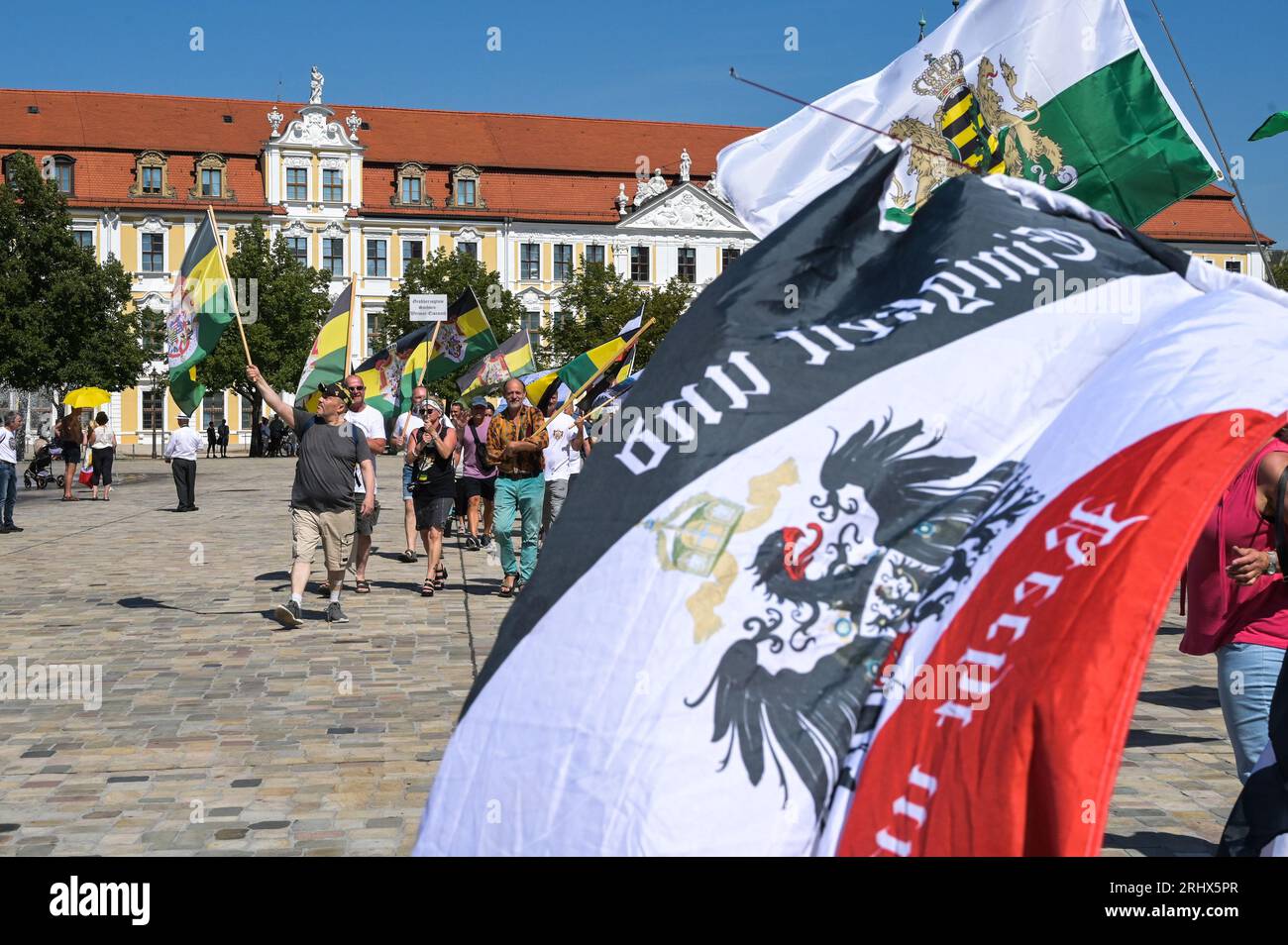 Magdeburg, Deutschland. August 2023. Eine Delegation von sogenannten Reichsbürgern aus dem Großherzogtum Sachsen-Weimar-Eisenach spaziert vor dem landtagsgebäude Sachsen-Anhalts. Teilnehmer waren aus der ganzen Bundesrepublik zur Demonstration der Reichsbürger-Szene gekommen. Quelle: Heiko Rebsch/dpa/Alamy Live News Stockfoto