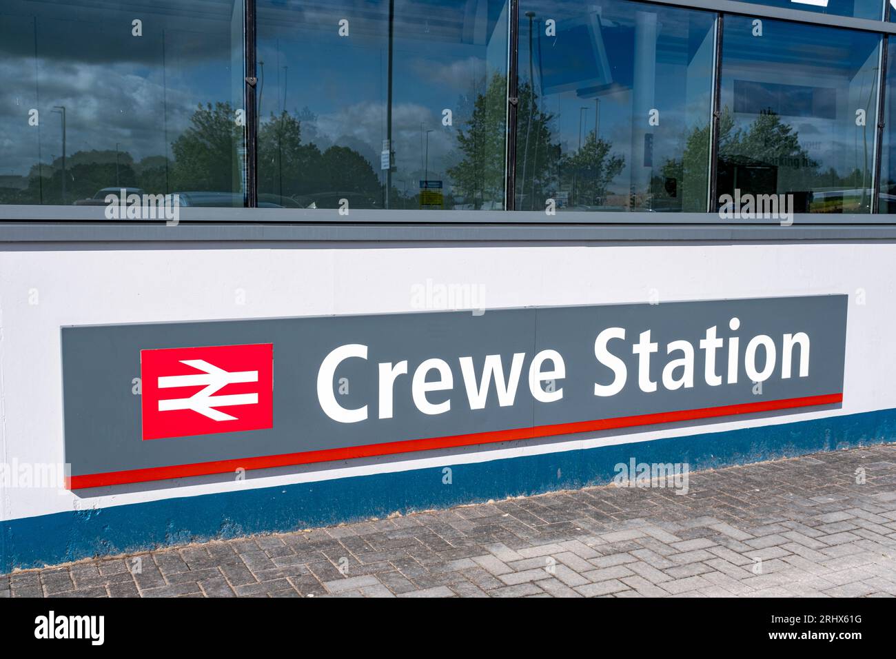Nahaufnahme des Schilds zum Bahnhof Crewe Stockfoto