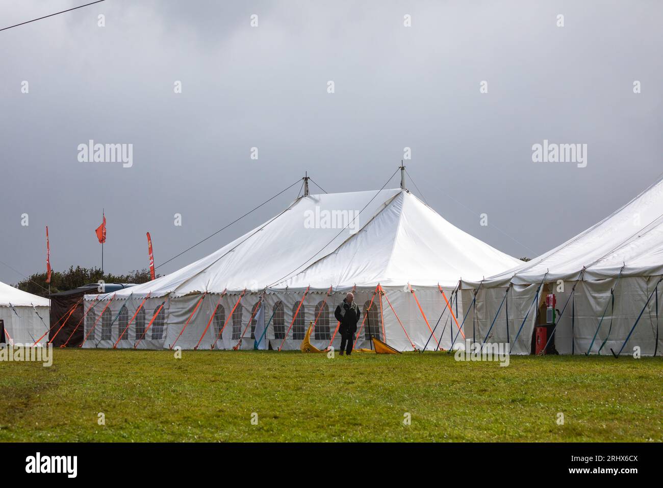 Stithians, Großbritannien. August 2023. Trotz starker Winde und starkem Regen nehmen große Menschenmassen an der Great Steam Engine Rally in West of England Teil, die bis morgen Abend stattfindet. Es handelt sich um die älteste und größte Dampflokomotive in Cornwall mit über 100 Dampfausstellungen, Jahrmarkt, Kunsthandwerk, Messeständen, Oldtimern, Traktoren und Motorräder. Quelle: Keith Larby/Alamy Live News Stockfoto