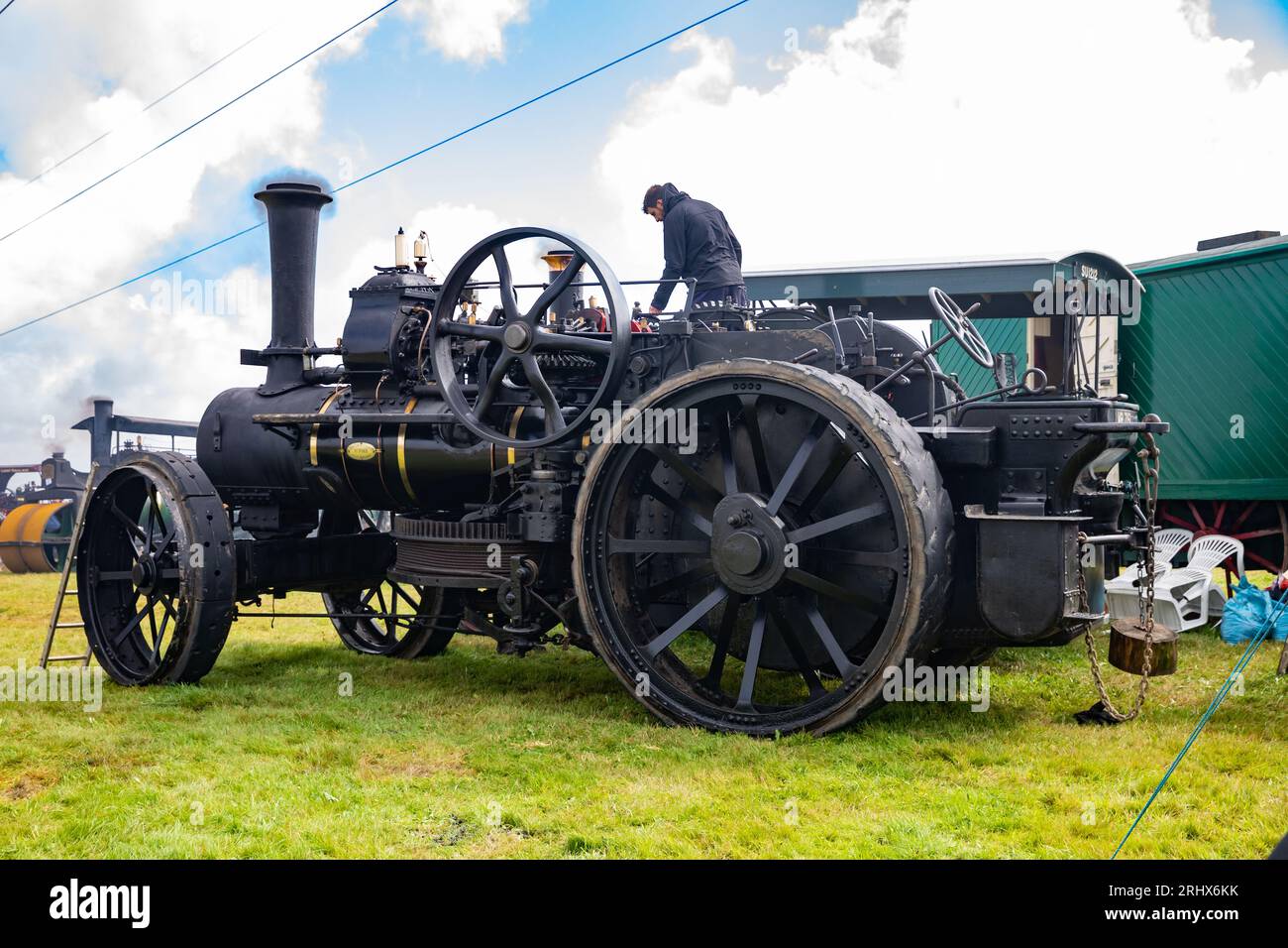 Stithians, Großbritannien. August 2023. Trotz starker Winde und starkem Regen nehmen große Menschenmassen an der Great Steam Engine Rally in West of England Teil, die bis morgen Abend stattfindet. Es handelt sich um die älteste und größte Dampflokomotive in Cornwall mit über 100 Dampfausstellungen, Jahrmarkt, Kunsthandwerk, Messeständen, Oldtimern, Traktoren und Motorräder. Quelle: Keith Larby/Alamy Live News Stockfoto