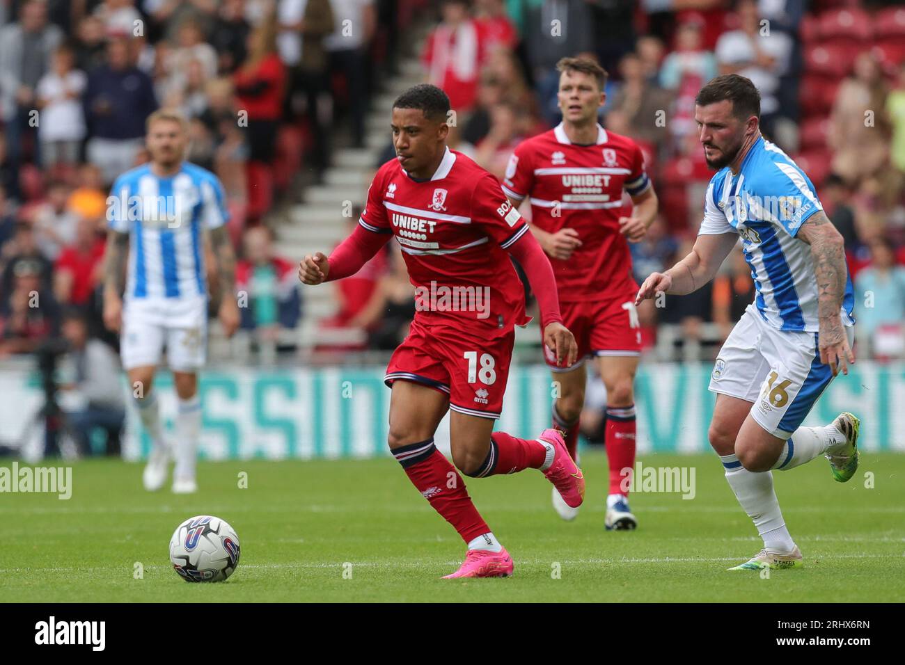 Middlesbrough, Großbritannien. August 2023. Samuel Silvera #18 von Middlesbrough verschwindet Tom Edwards #16 von Huddersfield Town während des Sky Bet Championship Matches Middlesbrough vs Huddersfield Town at Riverside Stadium, Middlesbrough, Großbritannien, 19. August 2023 (Foto: James Heaton/News Images) in Middlesbrough, Großbritannien am 19. 8. August 2023. (Foto: James Heaton/News Images/SIPA USA) Credit: SIPA USA/Alamy Live News Stockfoto