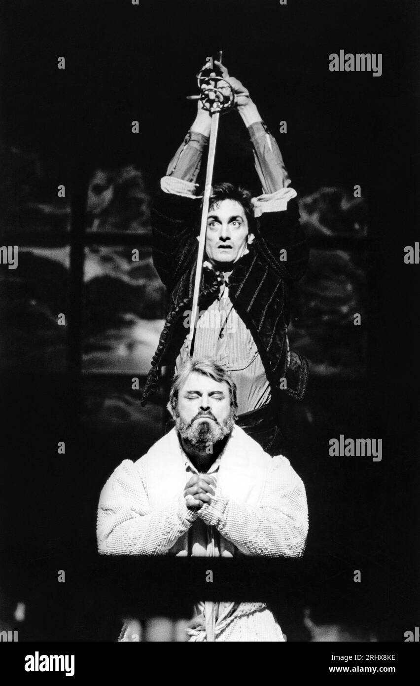 Hamlet erwägt das Töten des betenden Königs - Roger Rees (Hamlet), Brian Blessed (Claudius) in HAMLET von Shakespeare an der Royal Shakespeare Company (RSC), Royal Shakespeare Theatre, Stratford-upon-Avon, England 05/09/1984 Design: Maria Bjornson Beleuchtung: Chris Ellis Fights: Malcolm Ranson Regisseur: Ron Daniels Stockfoto