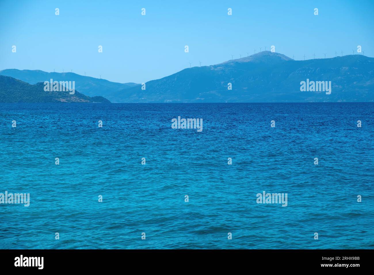 Hintergrund der Meereslandschaft. Riesiges mediterranes Wellenwasser unter klarem griechischen blauen Himmel, Berg, Insel, Sommerziel, Raum. Stockfoto