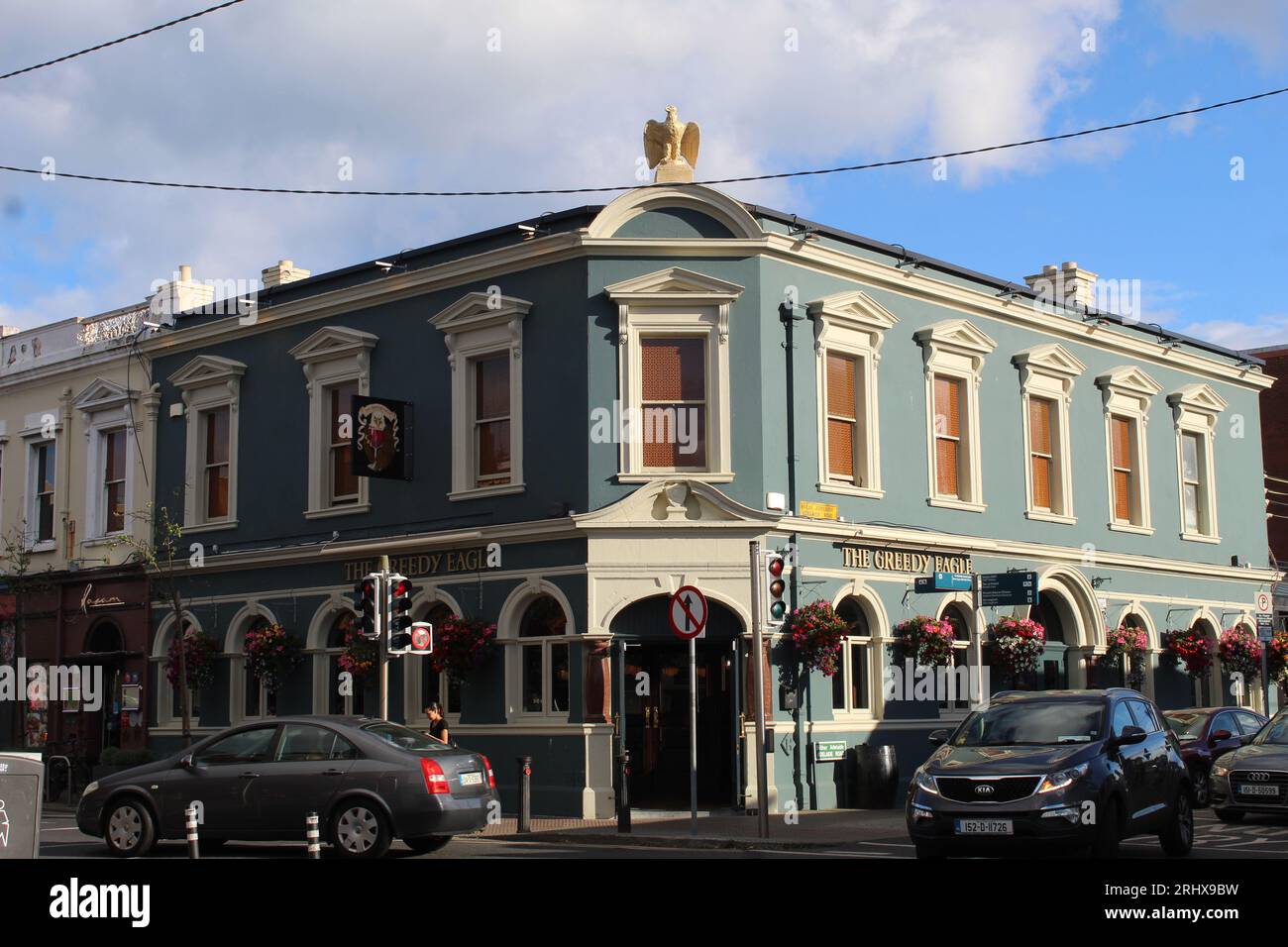 Ein Foto des Greedy Eagle Pub in Glasthule, Dublin. Stockfoto