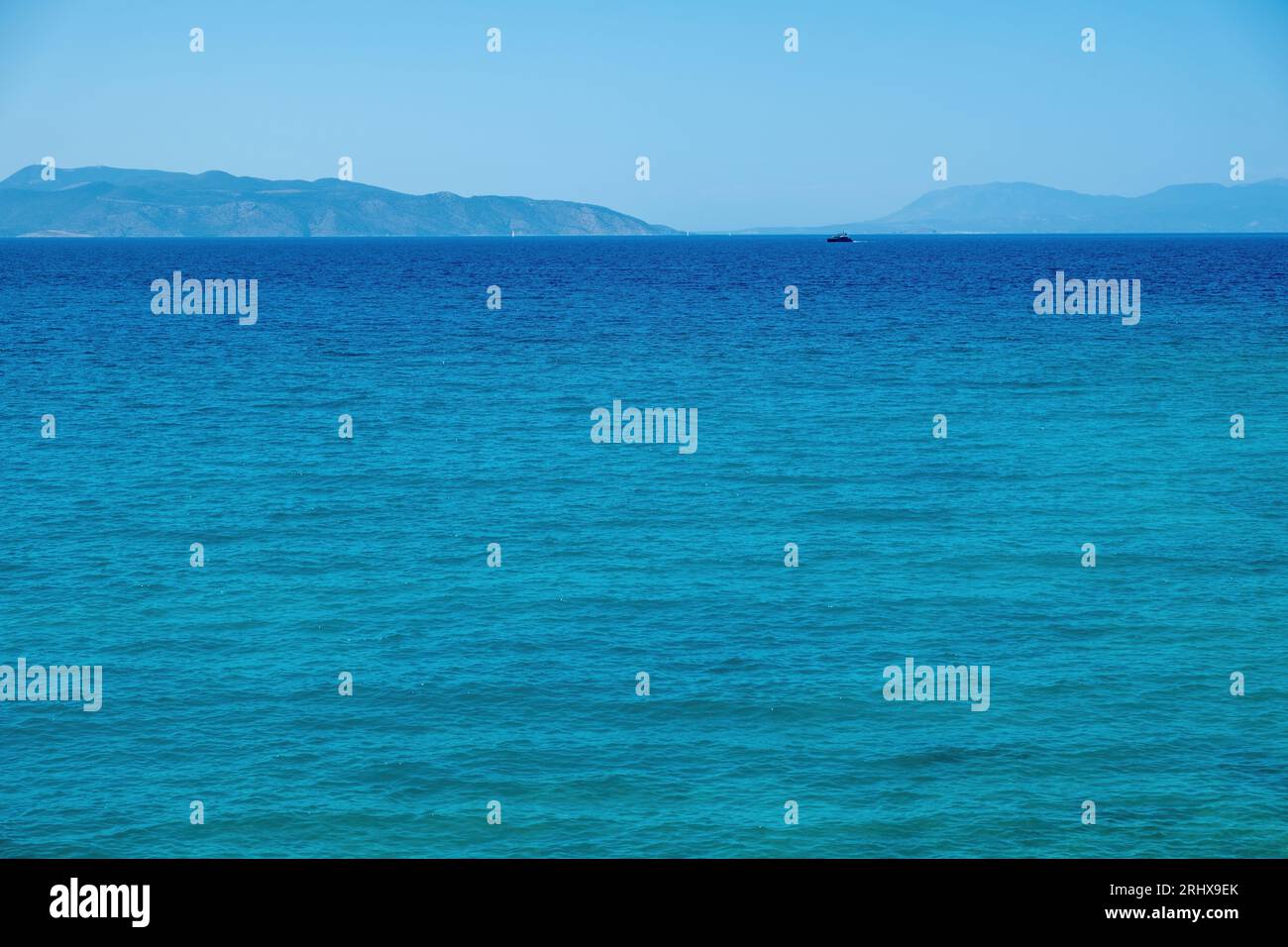 Das Schiff segelt im riesigen Mittelmeer unter klarem, blauem griechischen Himmel. Wellige Ozeanoberfläche, Sommerziel, Platz. Stockfoto