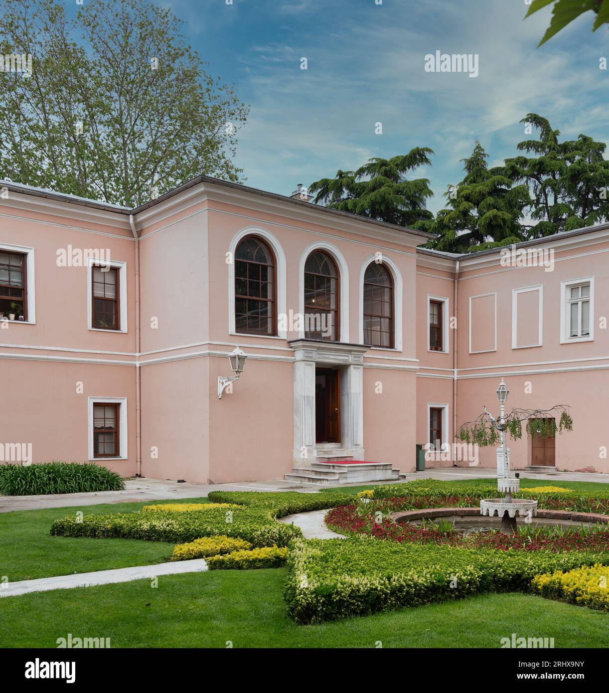 Innenhof des Dolmabahce-Palastes, Istanbul, Türkei Stockfoto