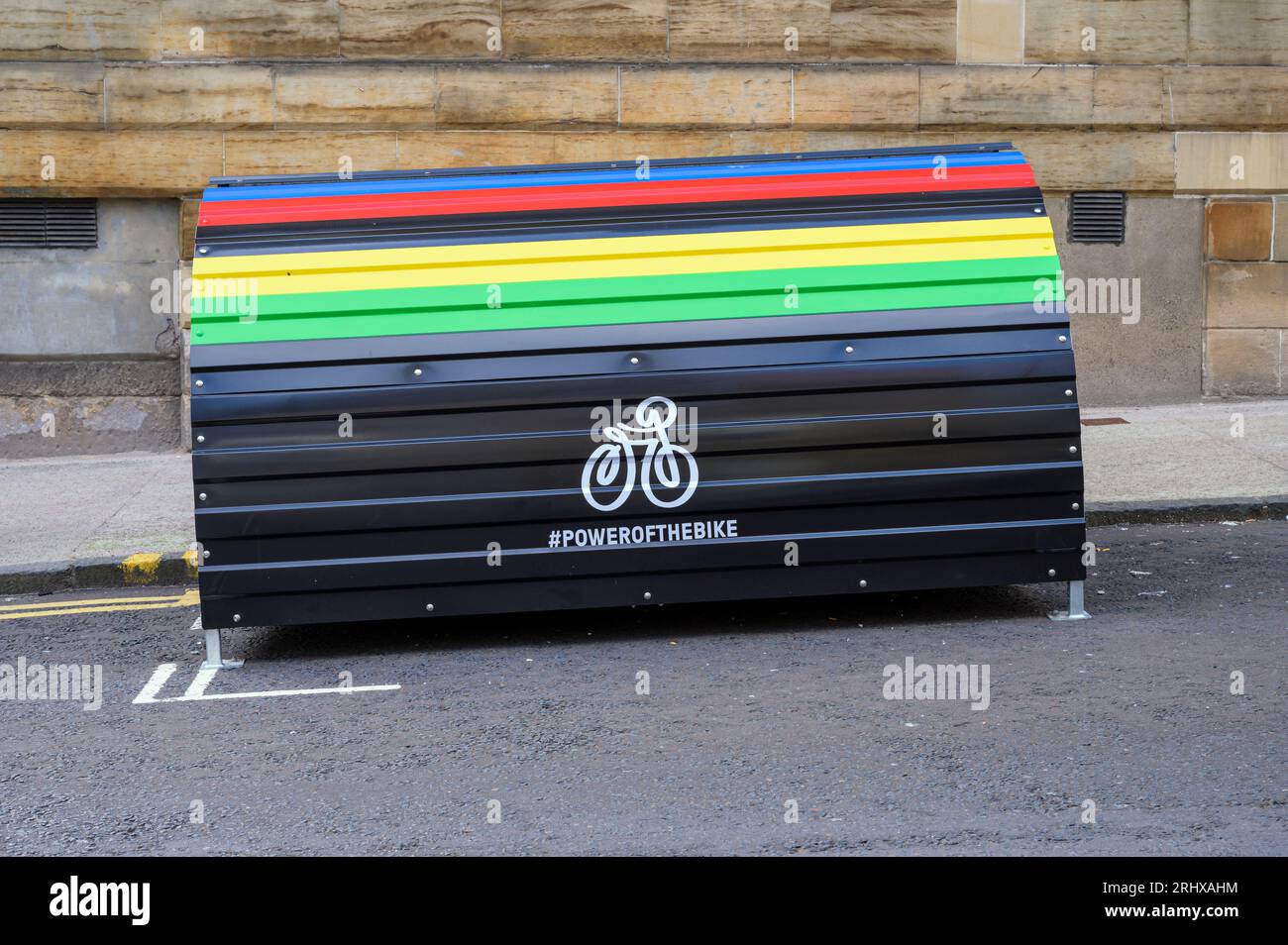 Sicherer und überdachter Fahrradschrank im Stadtzentrum von Glasgow, Schottland, Großbritannien, Europa Stockfoto