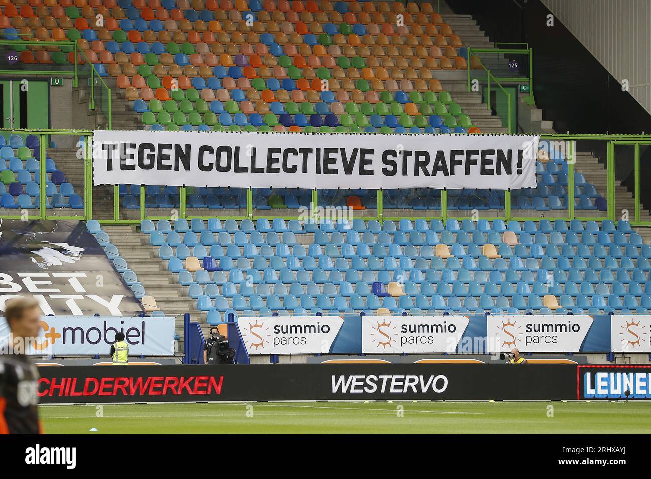 ARNHEM – Banner PSV-Fans „Against Collective bestraft!“ Während des niederländischen Premier League-Spiels zwischen Vitesse und PSV im Gelredome am 19. August 2023 in Arnhem, Niederlande. ANP BART STOUTJESDYK Stockfoto