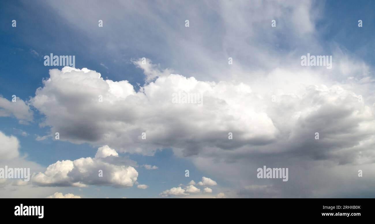 Reiner Sommerhimmel mit schönen weißen Wolken Hintergrund, Stockfoto