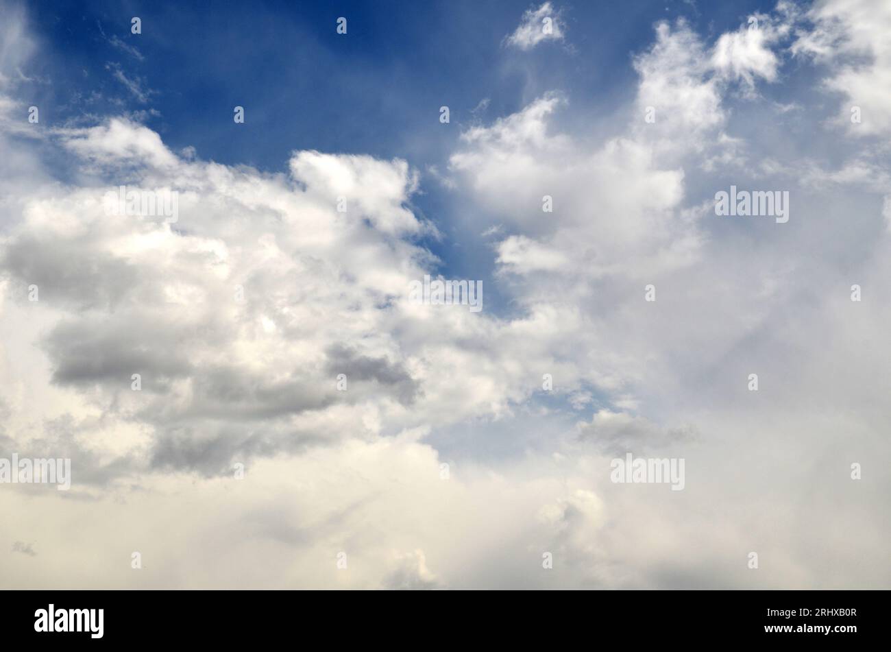Natürlicher bewölktem Himmel Hintergrund, weiße Wolken fliegen in den tiefblauen Himmel, Sommertapete Stockfoto