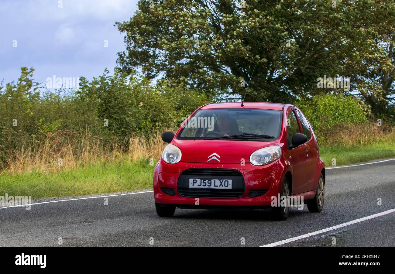 Woburn, Betten, Großbritannien - 19. August 2023: 2009 rotes Citroen C1 Auto, das auf einer englischen Landstraße fährt. Stockfoto