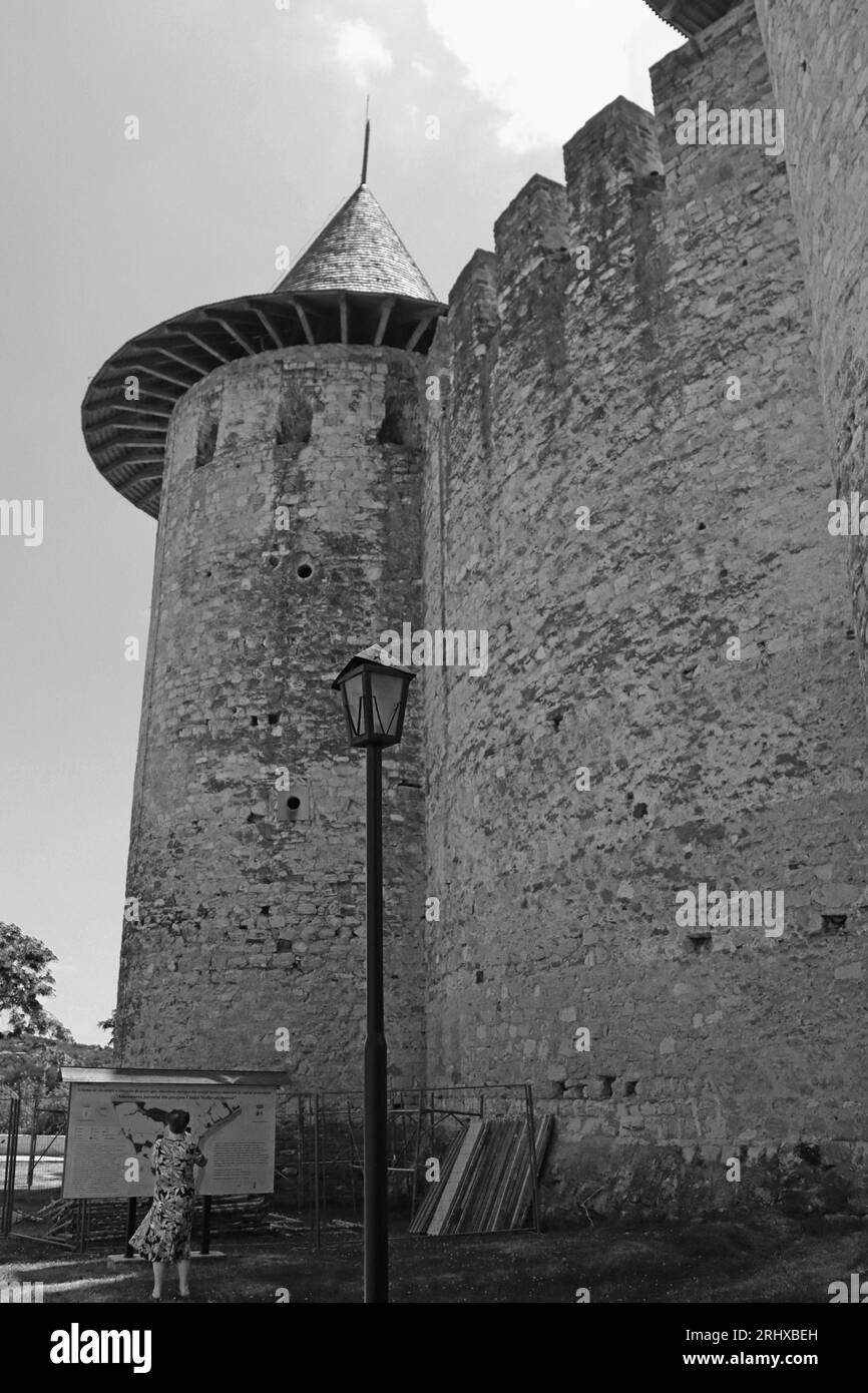 Soroca, Moldawien - 24. Juni 2023: Blick auf die mittelalterliche Festung in Soroca. Das Fort wurde 1499 vom moldauischen Prinzen Stephan dem Großen erbaut. Wurde 2015 renoviert Stockfoto