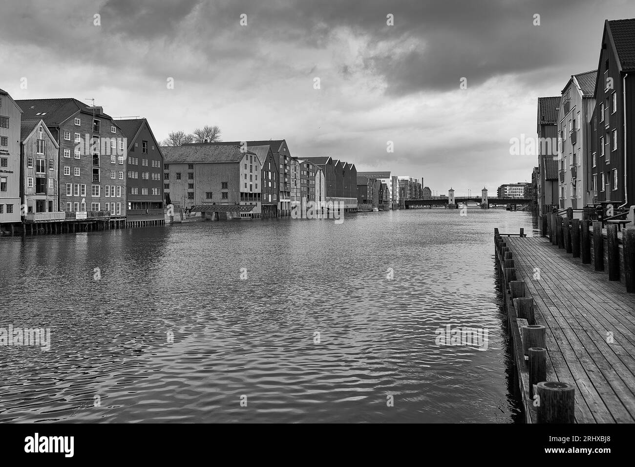 Moody Schwarz-Weiß-Foto Von Den Restaurierten Historischen Lagerhäusern Am Ufer Des Flusses Nidelva, Bakklandet, Trondheim, Norwegen. 3. Mai 2023. Stockfoto