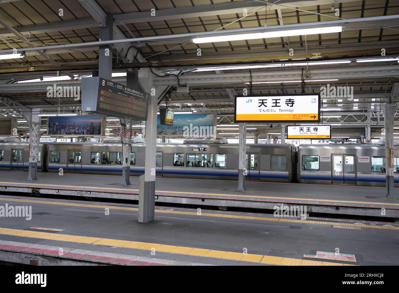 Osaka, Japan. März 2023. Die Bahnsteige des Bahnhofs Tennoji von JR West (çŽ © å¯‹ å¤°é…, TennÅji-eki), ein wichtiger Zugknotenpunkt, der Pendler entlang der Kansai-Hauptlinie, der Osaka Outer Loop und mit Anschluss an die U-Bahn von Osaka und die Hankai Tramway bedient. Öffentliche Verkehrsmittel, Japan Rail. (Bild: © Taidgh Barron/ZUMA Press Wire) NUR REDAKTIONELLE VERWENDUNG! Nicht für kommerzielle ZWECKE! Stockfoto