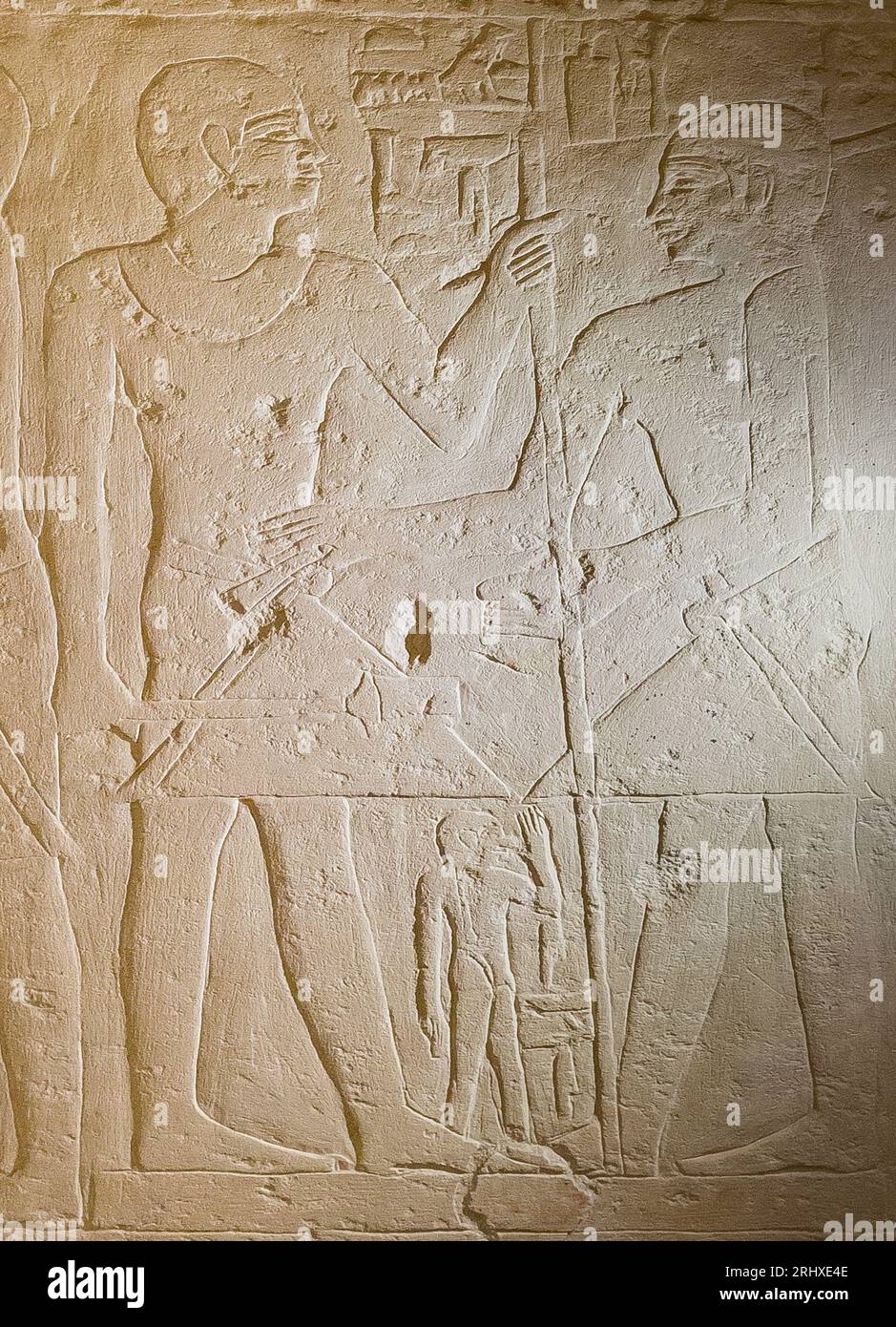 Ägypten, Sakkara, Grab von Ankhmahor, Kunsthandwerker, der eine Statue vorbereitet. Stockfoto