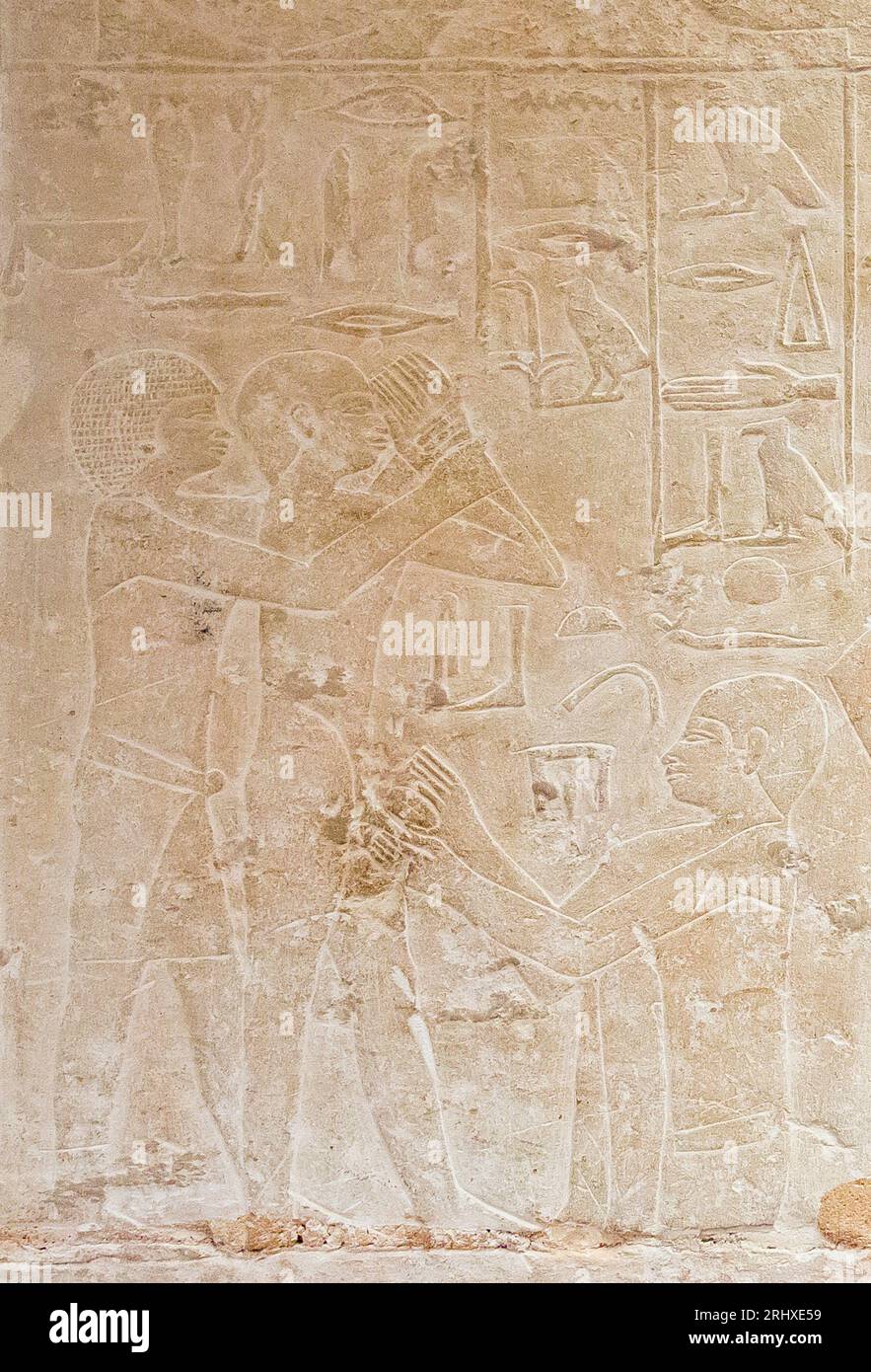 Ägypten, Sakkara, Grab von Ankhmahor, berühmte und seltene Szene der Beschneidung. Stockfoto