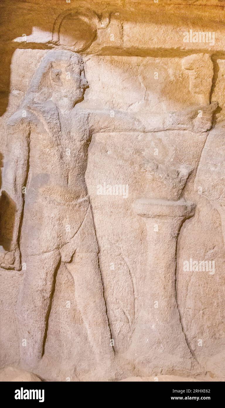 KOM el Shogafa Nekropolis, Hauptgrab, Hauptraum, rechte Nische, linke Szene: Pharao bietet dem Verstorbenen eine Maat-Feder an. Stockfoto