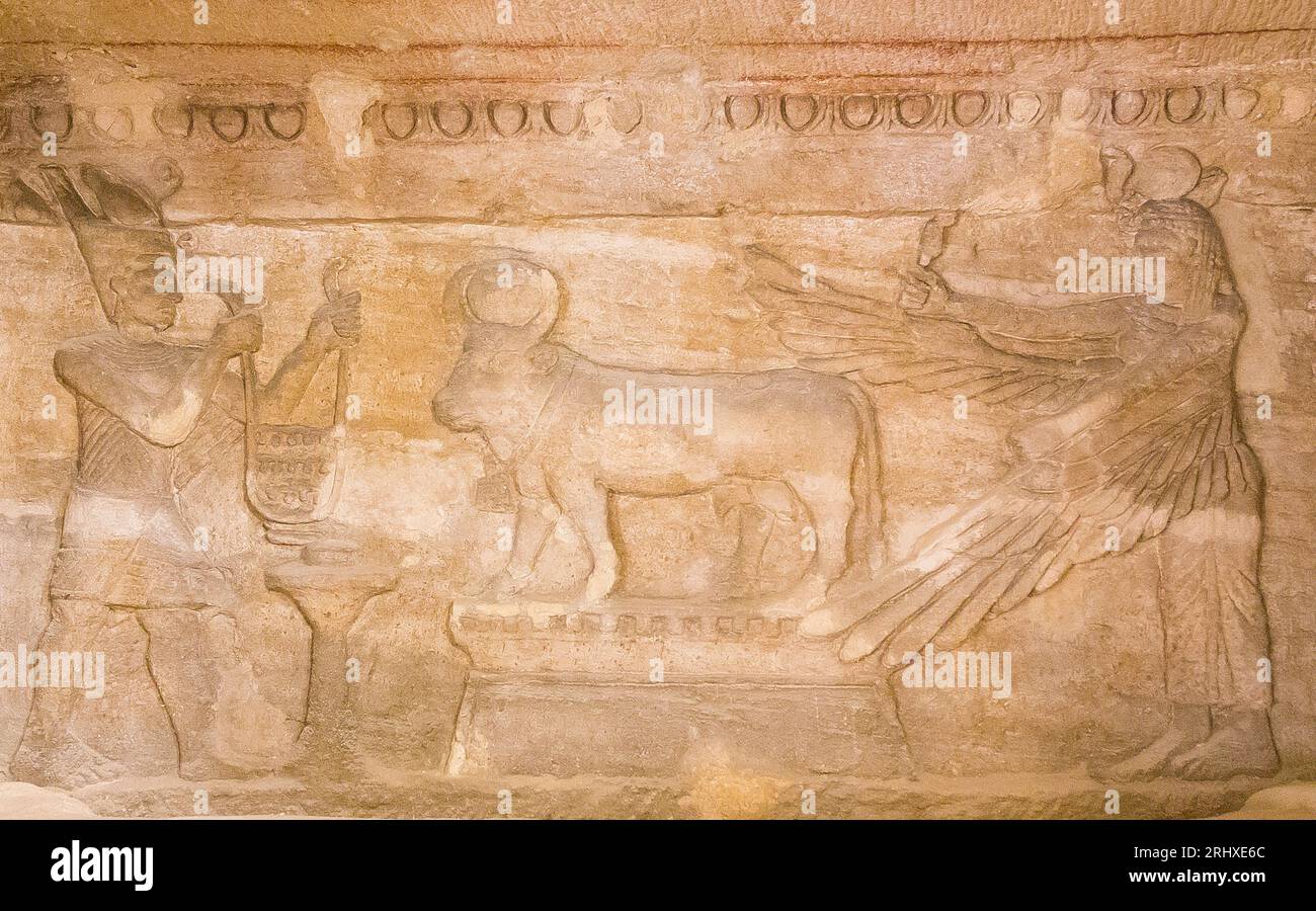 KOM el Shogafa Nekropolis, Hauptgrab, Hauptraum, rechte Nische, Szene in der Mitte: Pharao, APIs Bulle und geflügelte Isis. Stockfoto