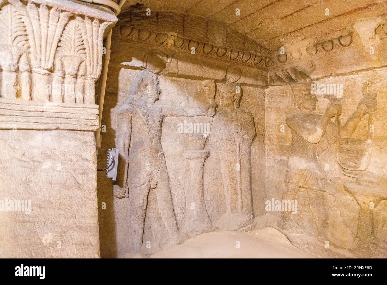 KOM el Shogafa Nekropolis, Hauptgrab, Hauptraum, rechte Nische, linke Szene: Pharao bietet dem Verstorbenen eine Maat-Feder an. Stockfoto