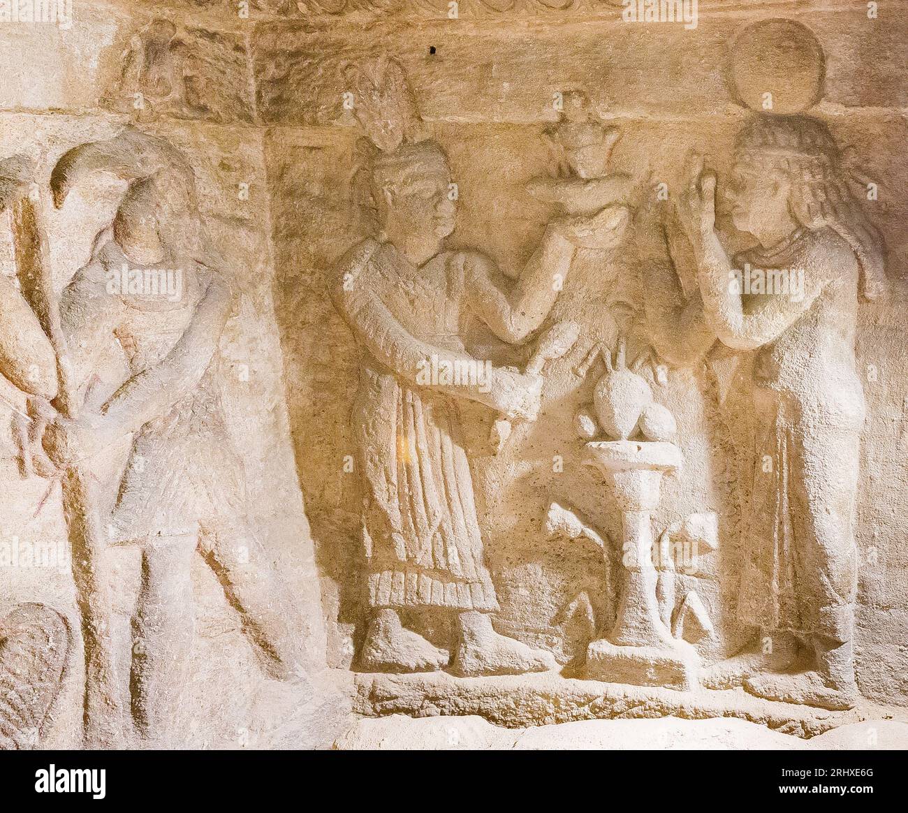 KOM el Shogafa Nekropolis, Hauptgrab, Hauptraum, zentrale Nische, rechte Wand: Ein Priester opfert einer weiblichen Figur (nicht eindeutig identifiziert). Stockfoto