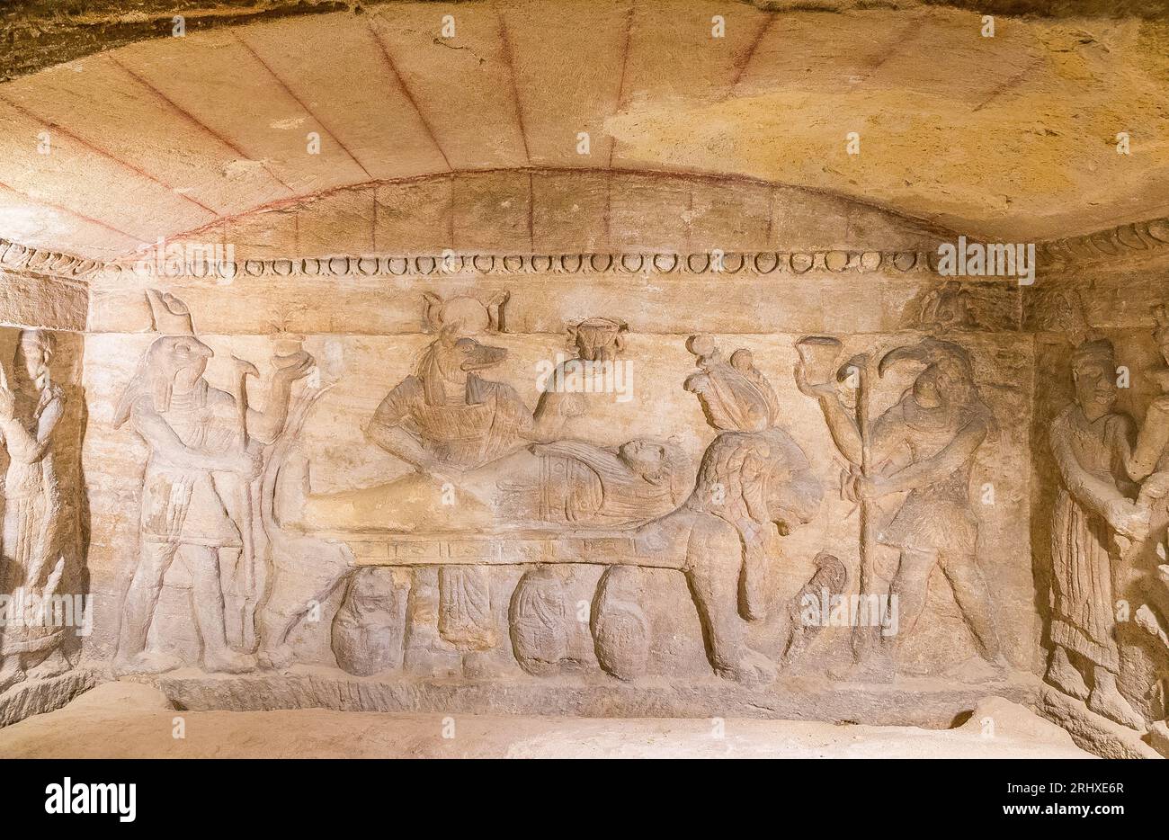 KOM el Shogafa Nekropolis, Hauptgrab, Hauptraum, zentrale Nische, zentrale Szene: Anubis, die den Verstorbenen einbalsamieren, mit Thot- und Horus-Göttern. Stockfoto