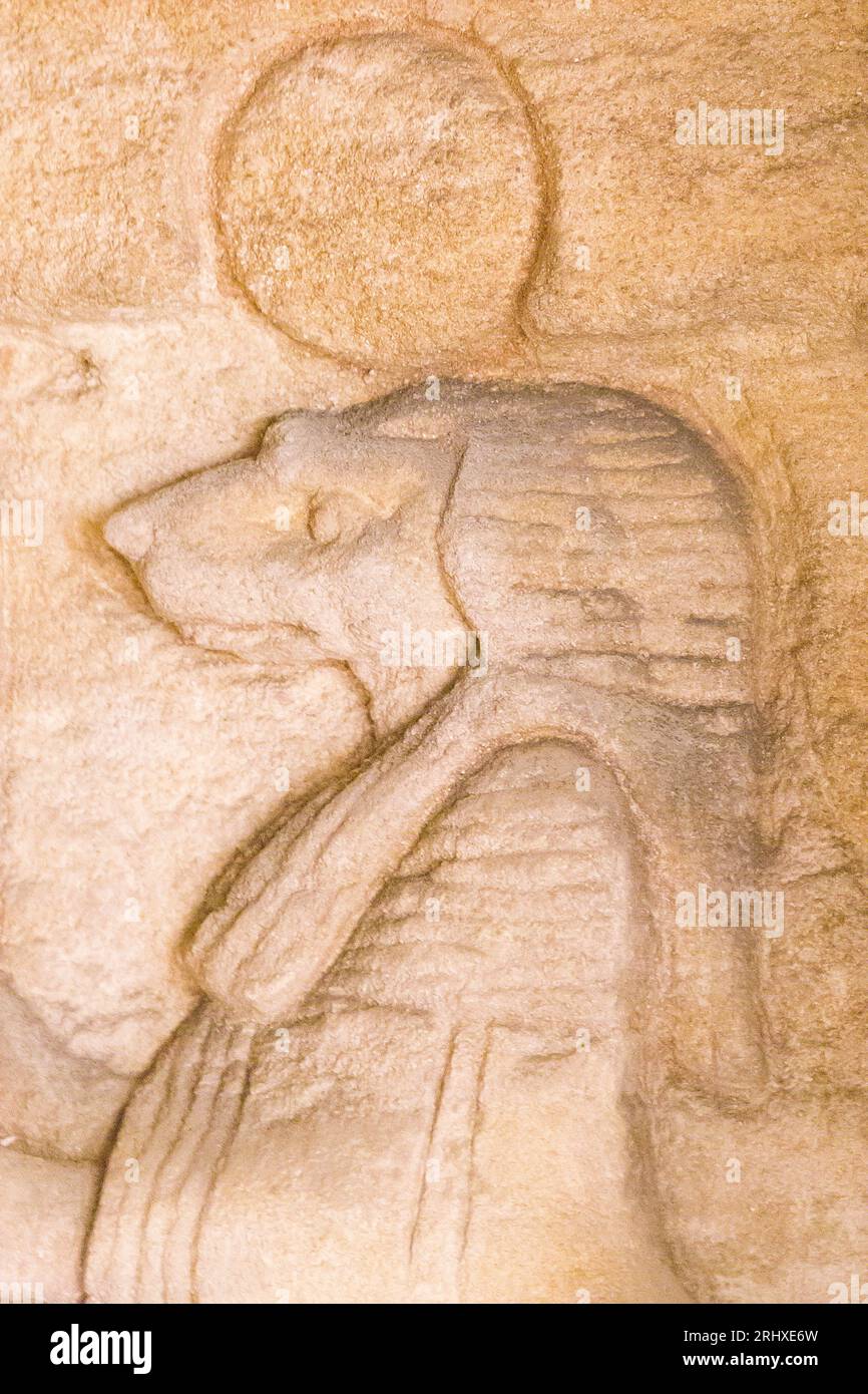 KOM el Shogafa Nekropolis, Hauptgrab, Hauptraum, rechte Nische, rechte Szene: Eine solare Mumie, vielleicht ein Sohn des Horus. Stockfoto