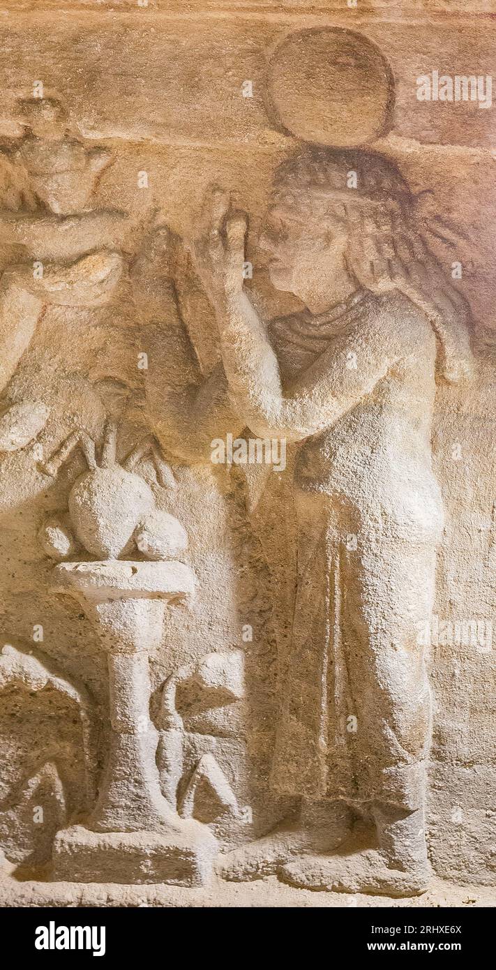 KOM el Shogafa Nekropolis, Hauptgrab, Hauptraum, zentrale Nische, rechte Wand: Eine weibliche Figur (nicht eindeutig identifiziert). Stockfoto