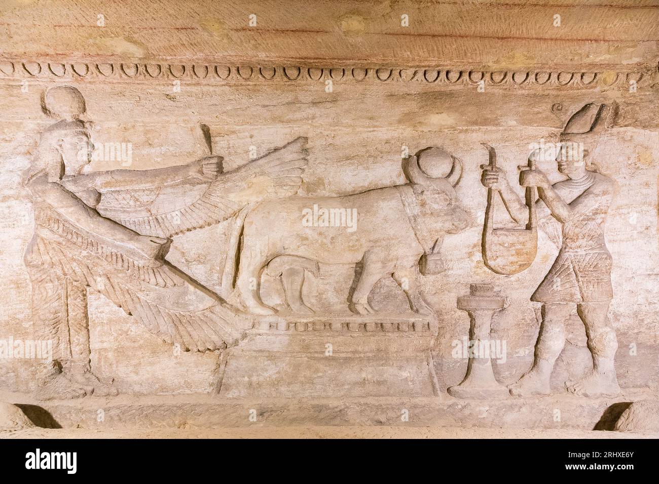 KOM el Shogafa Nekropolis, Hauptgrab, Hauptraum, linke Nische, Szene in der Mitte: Pharao, APIs Bulle und geflügelte Isis. Stockfoto