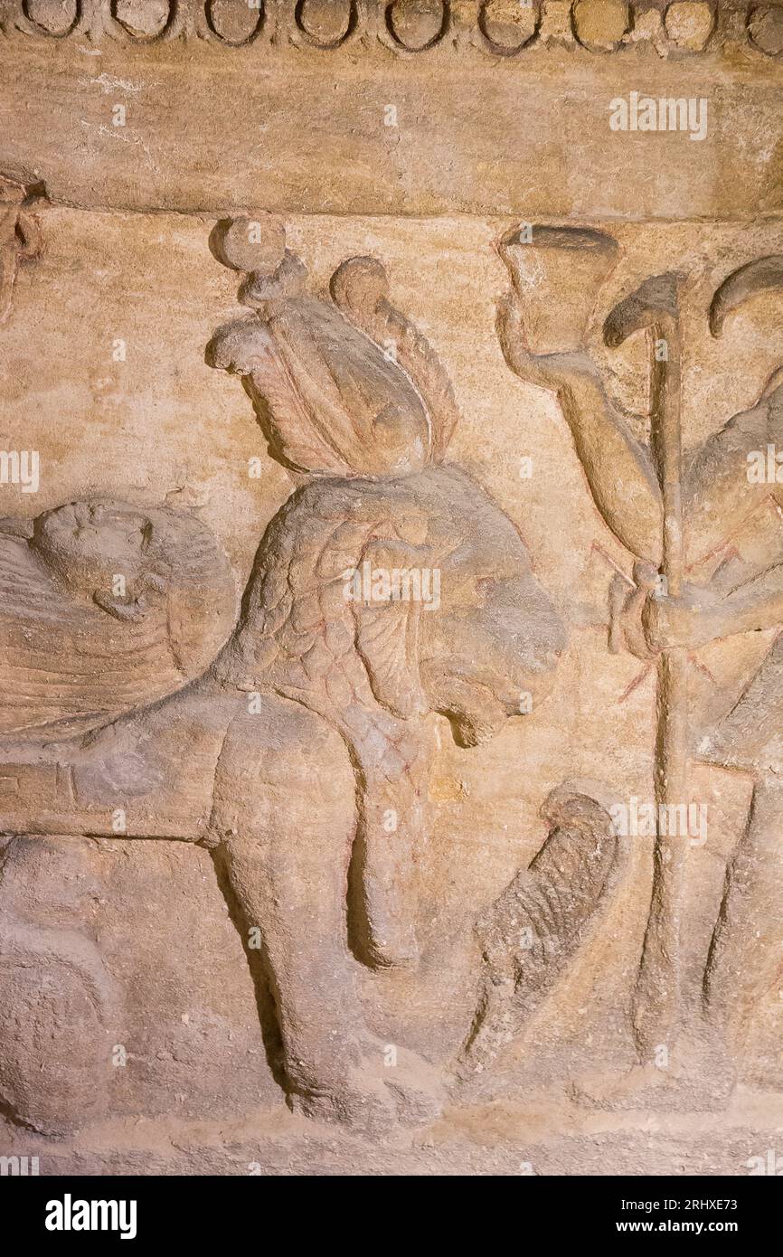 KOM el Shogafa Nekropole, Hauptgrab, Hauptraum, zentrale Nische, zentrale Szene: Der Verstorbene, auf einem Bett in Form eines Löwen. Stockfoto
