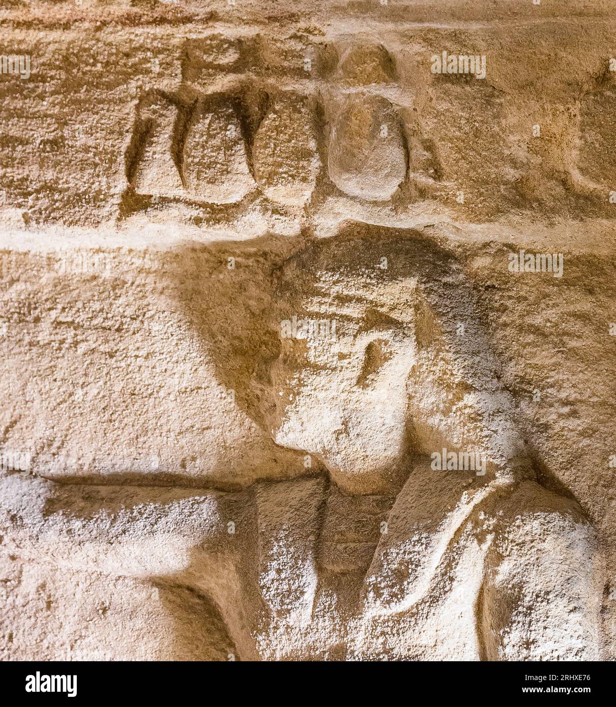 KOM el Shogafa Nekropolis, Hauptgrab, Hauptraum, linke Nische, rechte Szene: König opfert Maat-Feder an den Verstorbenen. Stockfoto