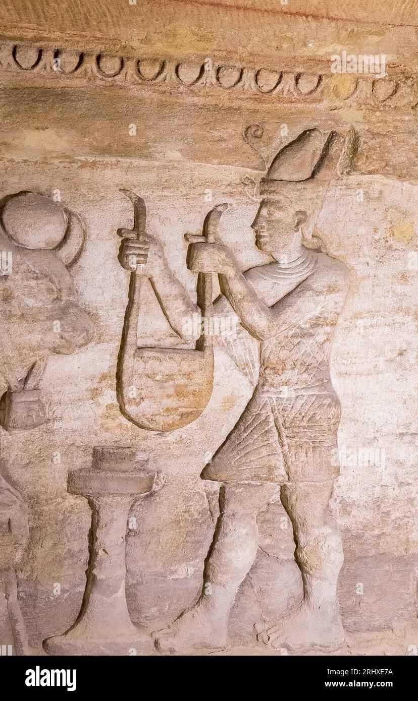 KOM el Shogafa Nekropolis, Hauptgrab, Hauptraum, linke Nische, mittlere Szene: Pharao legt einen Usekh-Kragen (großes Kragen) ab. Stockfoto