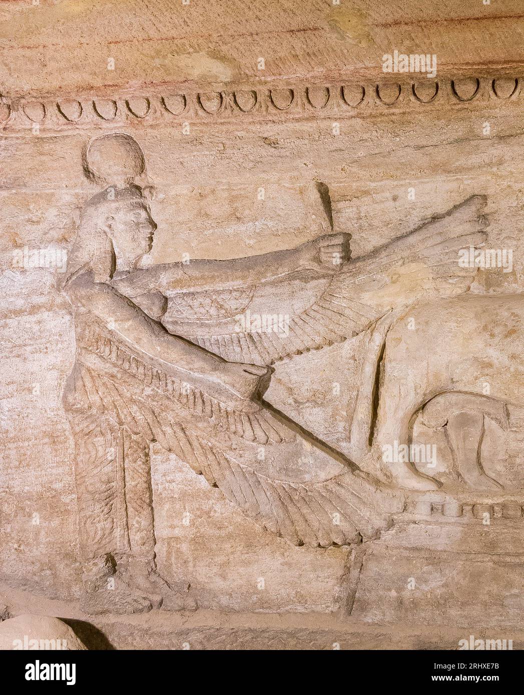 KOM el Shogafa Nekropolis, Hauptgrab, Hauptraum, linke Nische, mittlere Szene: Geflügelte Isis. Stockfoto