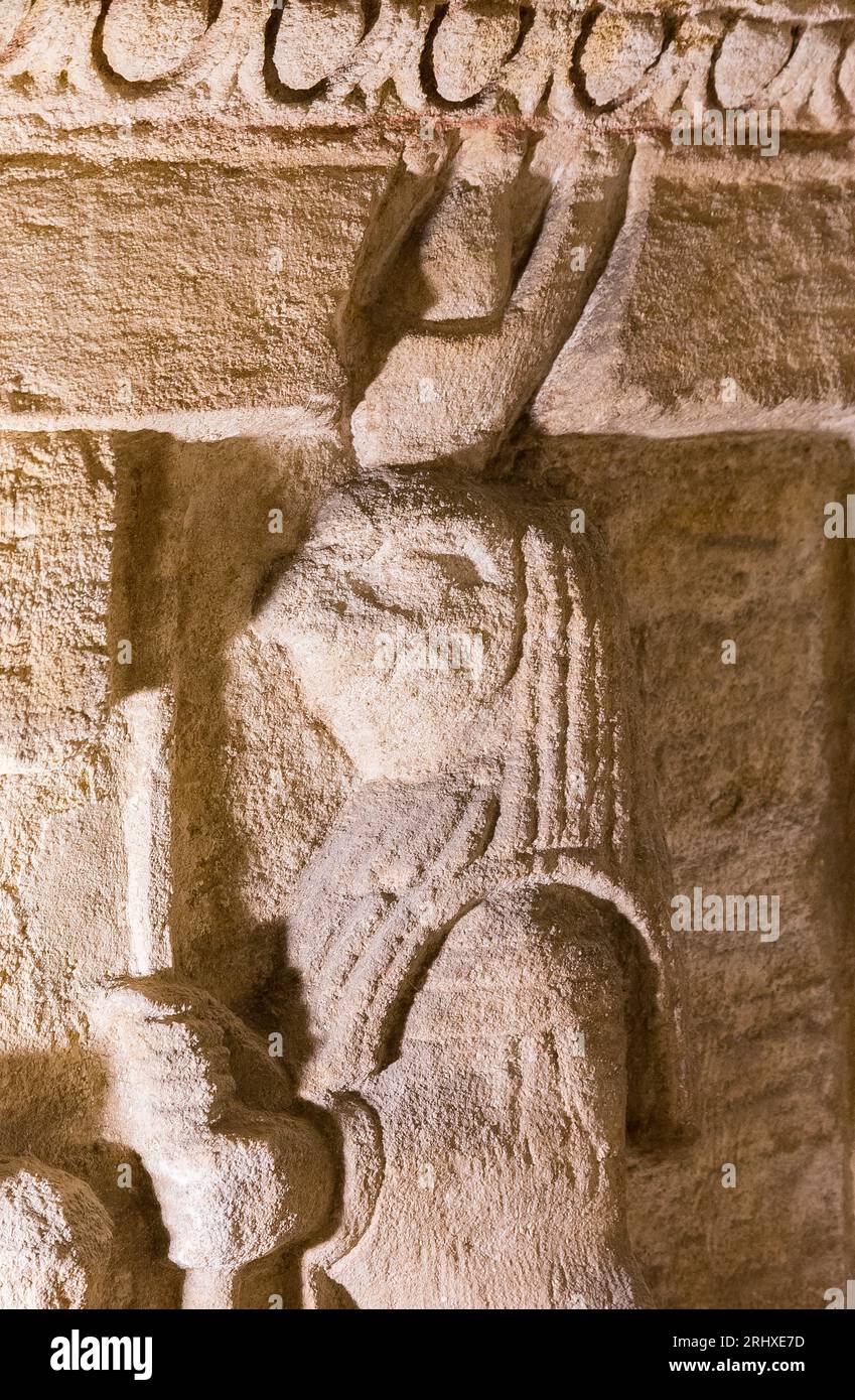 KOM el Shogafa Nekropolis, Hauptgrab, Hauptraum, linke Nische, linke Szene: Mumienfigur, vielleicht ein Sohn des Horus. Stockfoto