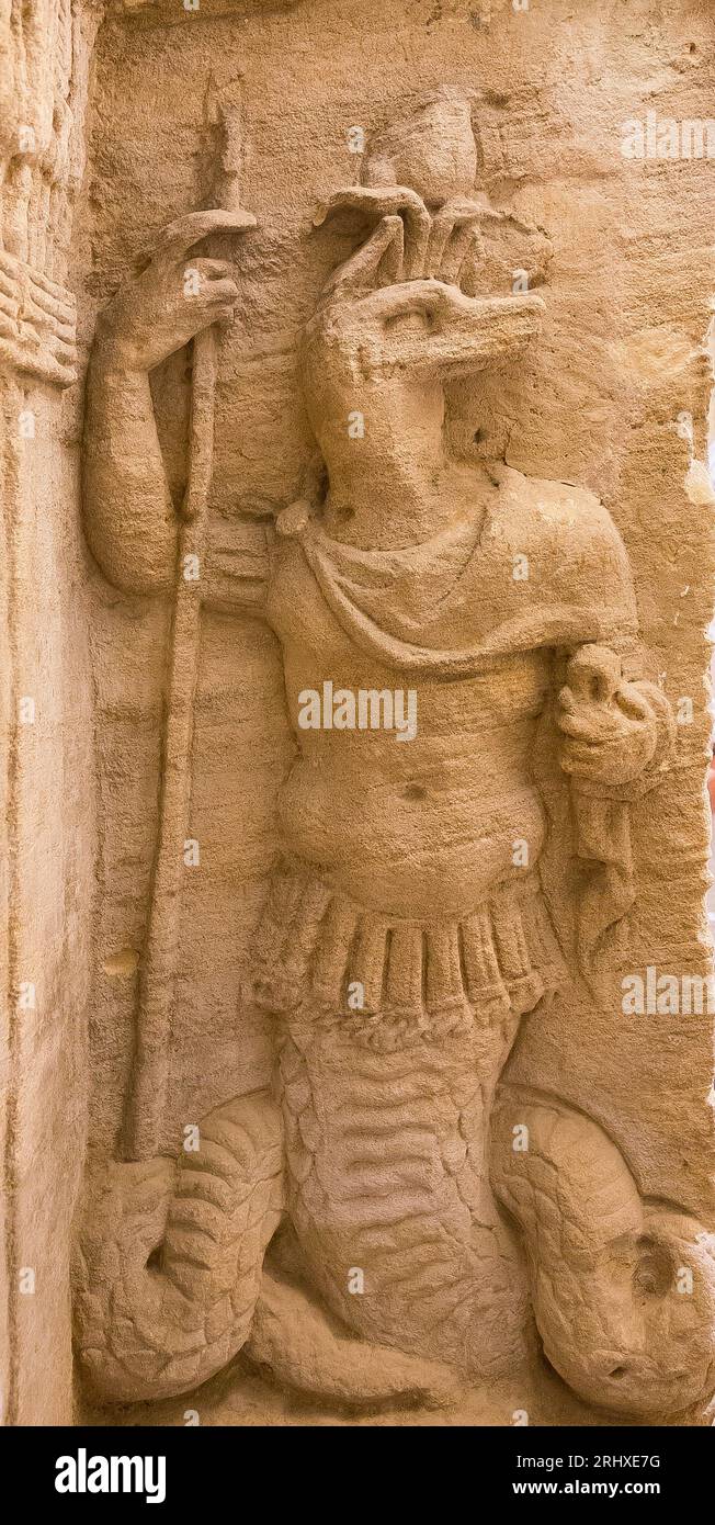 KOM el Shogafa Nekropolis, Hauptgrab, Hauptraum: Anubis hat einen Schlangenkörper und ist als römischer Soldat gekleidet. Stockfoto