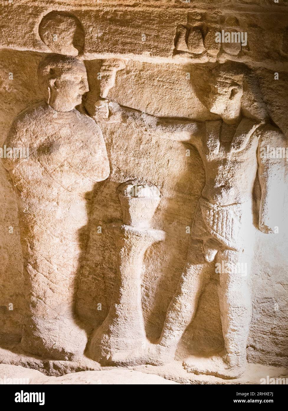KOM el Shogafa Nekropolis, Hauptgrab, Hauptraum, linke Nische, rechte Szene: König opfert Maat-Feder an den Verstorbenen. Stockfoto