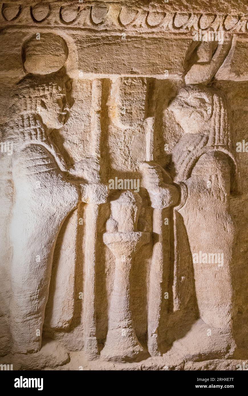 KOM el Shogafa Nekropolis, Hauptgrab, Hauptraum, linke Nische, linke Szene: 2 Mumienfiguren. Stockfoto