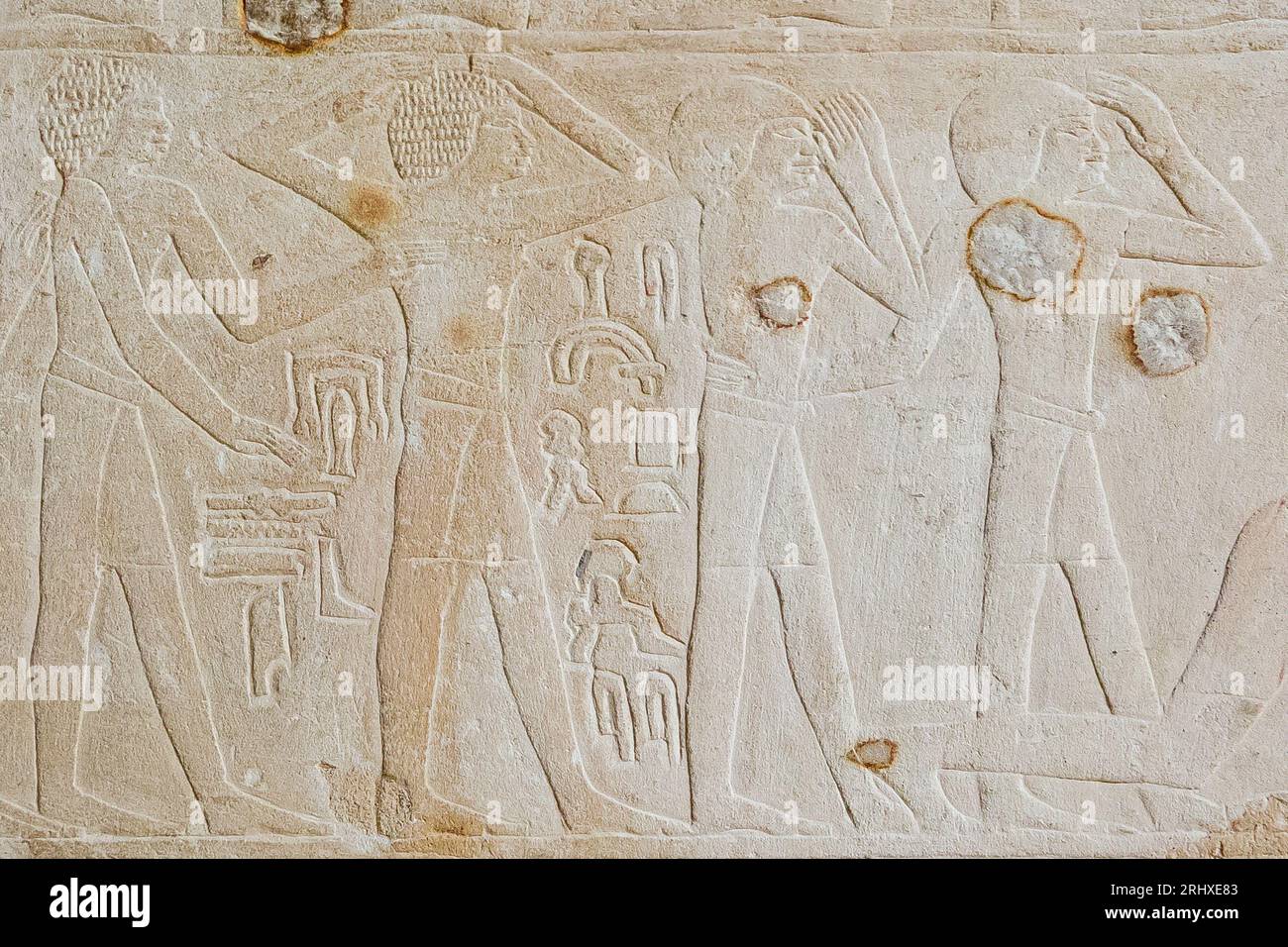 Ägypten, Sakkara, Grab von Ankhmahor, Beerdigungszug, männliche Trauernde. Stockfoto