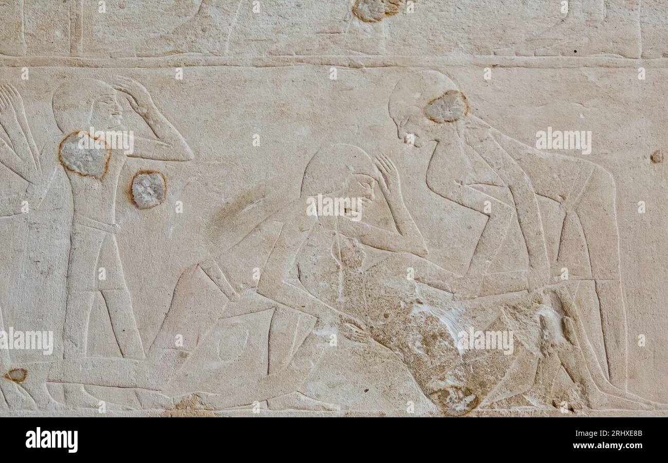 Ägypten, Sakkara, Grab von Ankhmahor, Trauerzug, Trauernde. Eine Frau (vielleicht schwanger) ist gefallen und wird von anderen unterstützt. Stockfoto
