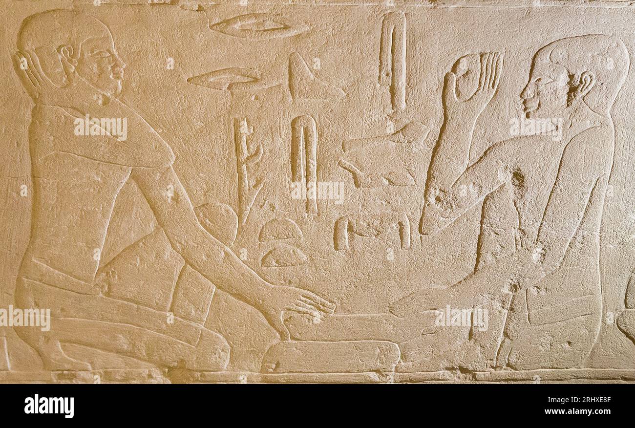 Ägypten, Sakkara, Grab von Ankhmahor, Kunsthandwerker graben Steingerichte. Stockfoto