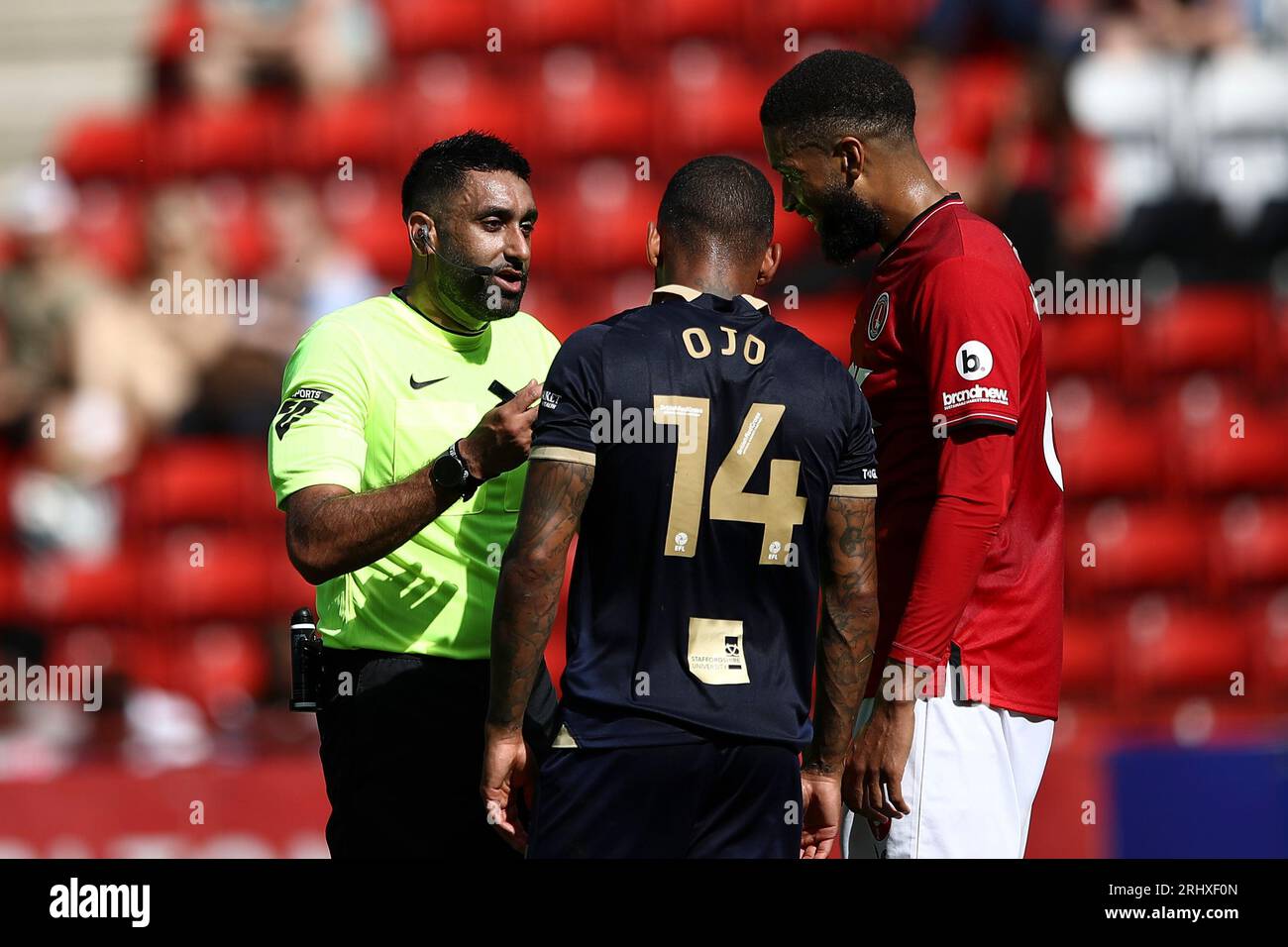 Match-Schiedsrichter Sunny Singh Gill während des Sky Bet League 1-Spiels zwischen Charlton Athletic und Port Vale im Londoner Valley am Samstag, den 19. August 2023. (Foto: Tom West | MI News) Credit: MI News & Sport /Alamy Live News Stockfoto