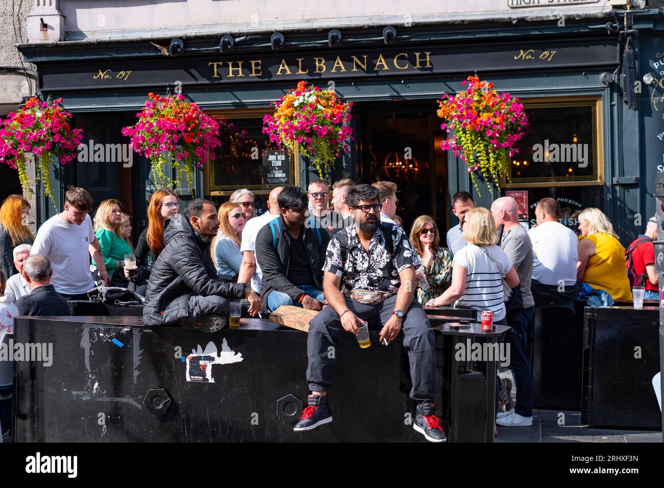 Edinburgh, Schottland, Großbritannien. August 2023. Edinburgh Royal Mile war während des Fringe Festivals sehr voll. Das gute Wetter am Wochenende brachte Tausende von Besuchern zur Royal Mile in Edinburgh, um Straßenkünstler zu sehen und die Festivalatmosphäre zu erleben. Iain Masterton/Alamy Live News Stockfoto