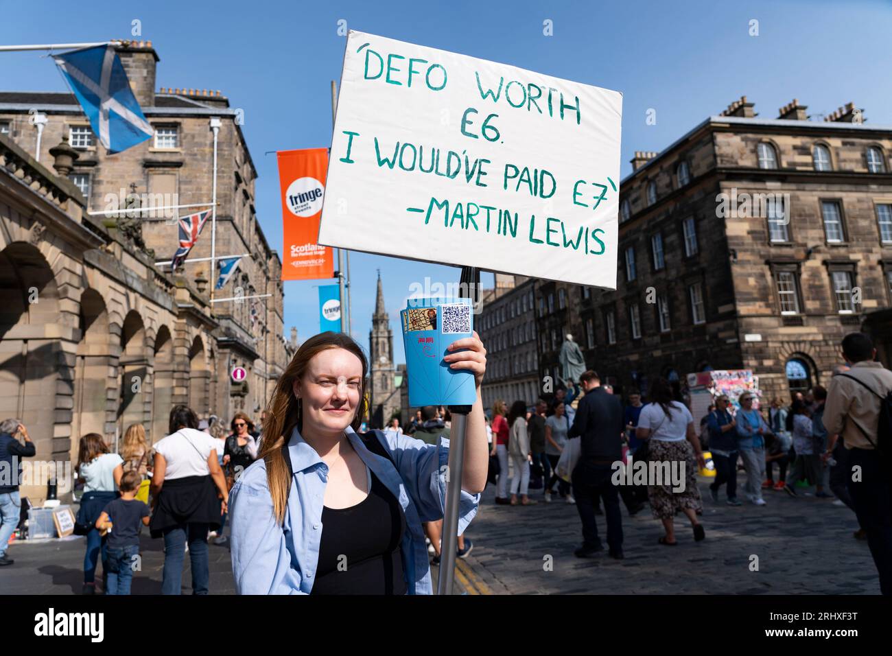 Edinburgh, Schottland, Großbritannien. August 2023. Edinburgh Royal Mile war während des Fringe Festivals sehr voll. Das gute Wetter am Wochenende brachte Tausende von Besuchern zur Royal Mile in Edinburgh, um Straßenkünstler zu sehen und die Festivalatmosphäre zu erleben. Iain Masterton/Alamy Live News Stockfoto