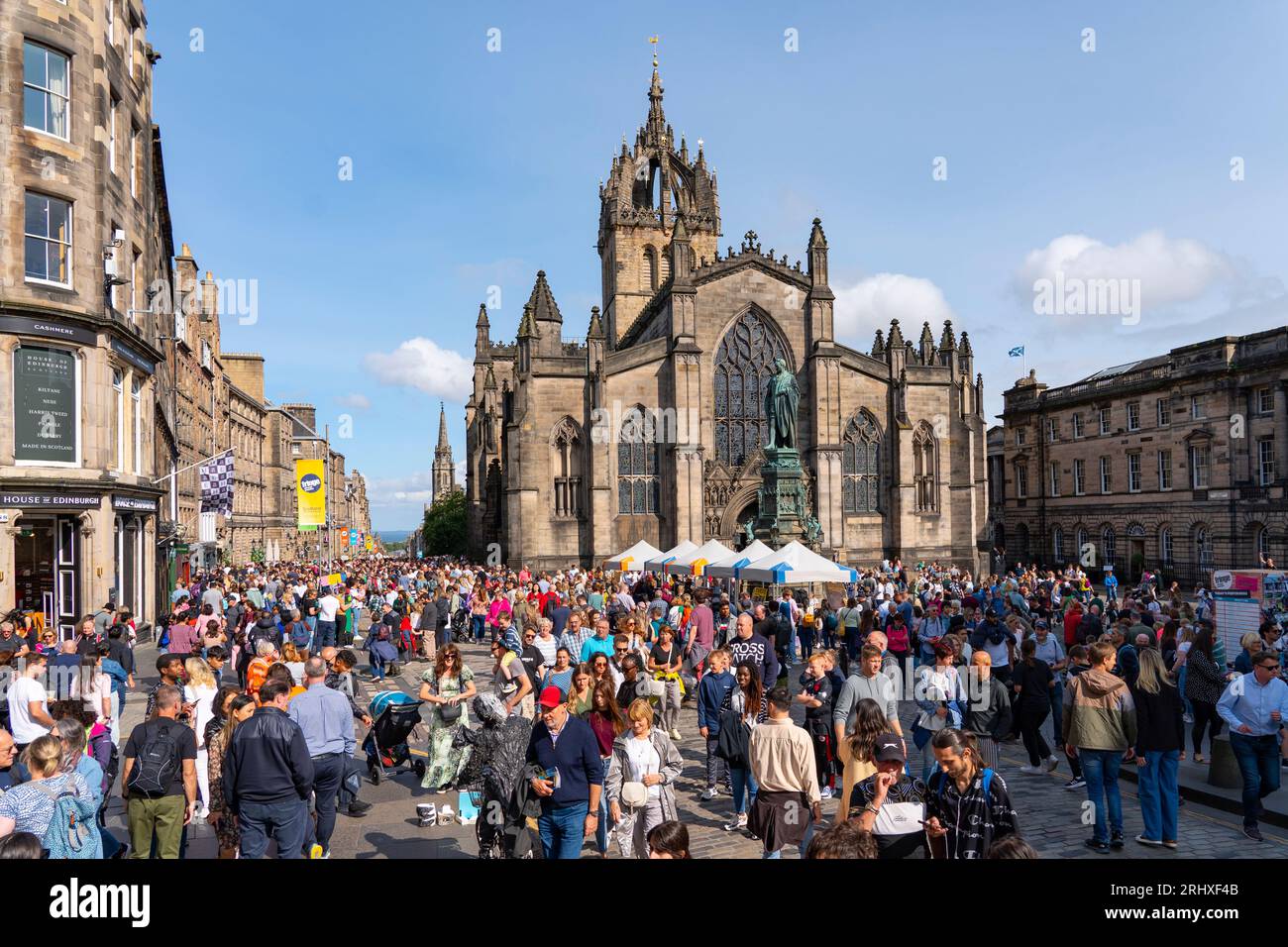 Edinburgh, Schottland, Großbritannien. August 2023. Edinburgh Royal Mile war während des Fringe Festivals sehr voll. Das gute Wetter am Wochenende brachte Tausende von Besuchern zur Royal Mile in Edinburgh, um Straßenkünstler zu sehen und die Festivalatmosphäre zu erleben. Iain Masterton/Alamy Live News Stockfoto