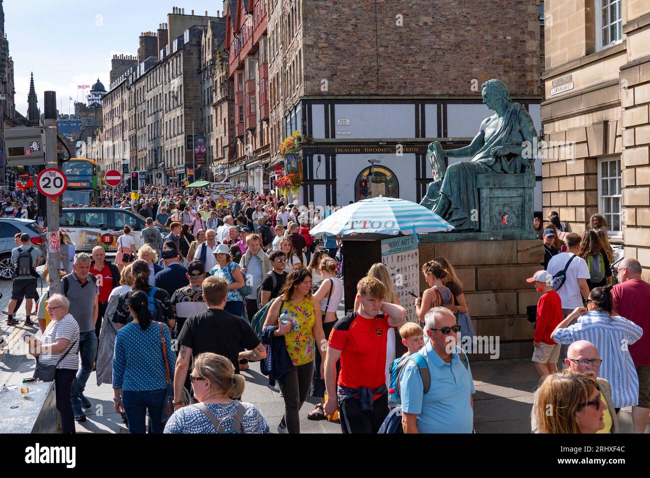 Edinburgh, Schottland, Großbritannien. August 2023. Edinburgh Royal Mile war während des Fringe Festivals sehr voll. Das gute Wetter am Wochenende brachte Tausende von Besuchern zur Royal Mile in Edinburgh, um Straßenkünstler zu sehen und die Festivalatmosphäre zu erleben. Iain Masterton/Alamy Live News Stockfoto