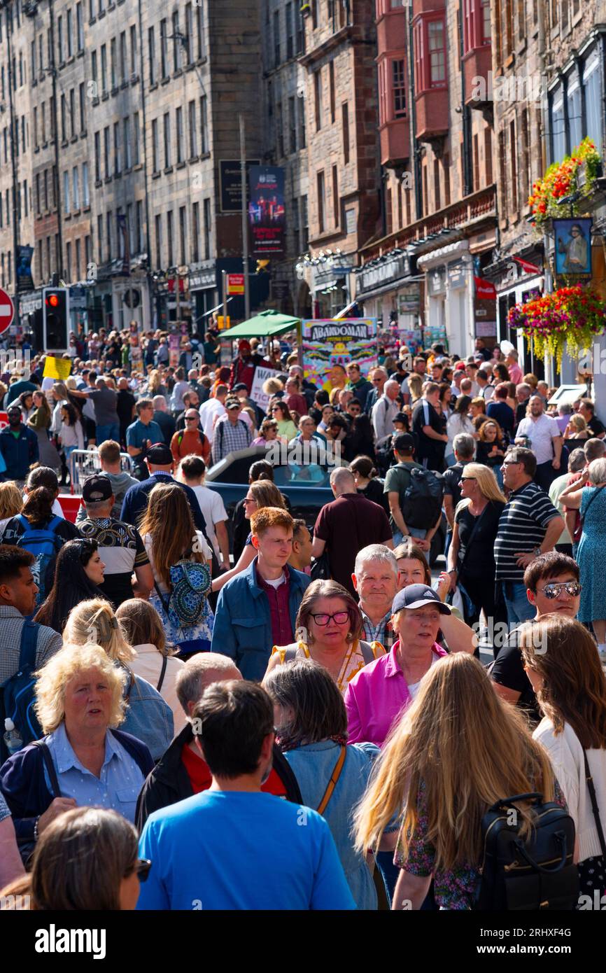 Edinburgh, Schottland, Großbritannien. August 2023. Edinburgh Royal Mile war während des Fringe Festivals sehr voll. Das gute Wetter am Wochenende brachte Tausende von Besuchern zur Royal Mile in Edinburgh, um Straßenkünstler zu sehen und die Festivalatmosphäre zu erleben. Iain Masterton/Alamy Live News Stockfoto