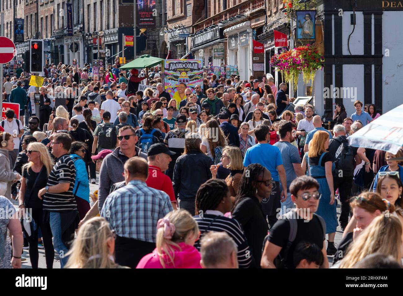 Edinburgh, Schottland, Großbritannien. August 2023. Edinburgh Royal Mile war während des Fringe Festivals sehr voll. Das gute Wetter am Wochenende brachte Tausende von Besuchern zur Royal Mile in Edinburgh, um Straßenkünstler zu sehen und die Festivalatmosphäre zu erleben. Iain Masterton/Alamy Live News Stockfoto
