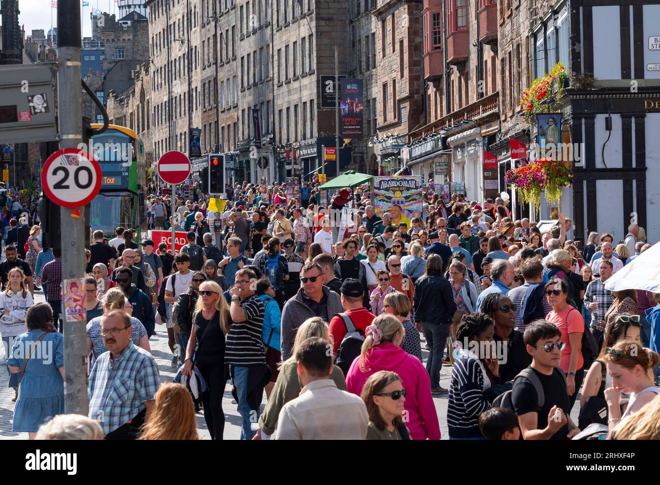 Edinburgh, Schottland, Großbritannien. August 2023. Edinburgh Royal Mile war während des Fringe Festivals sehr voll. Das gute Wetter am Wochenende brachte Tausende von Besuchern zur Royal Mile in Edinburgh, um Straßenkünstler zu sehen und die Festivalatmosphäre zu erleben. Iain Masterton/Alamy Live News Stockfoto