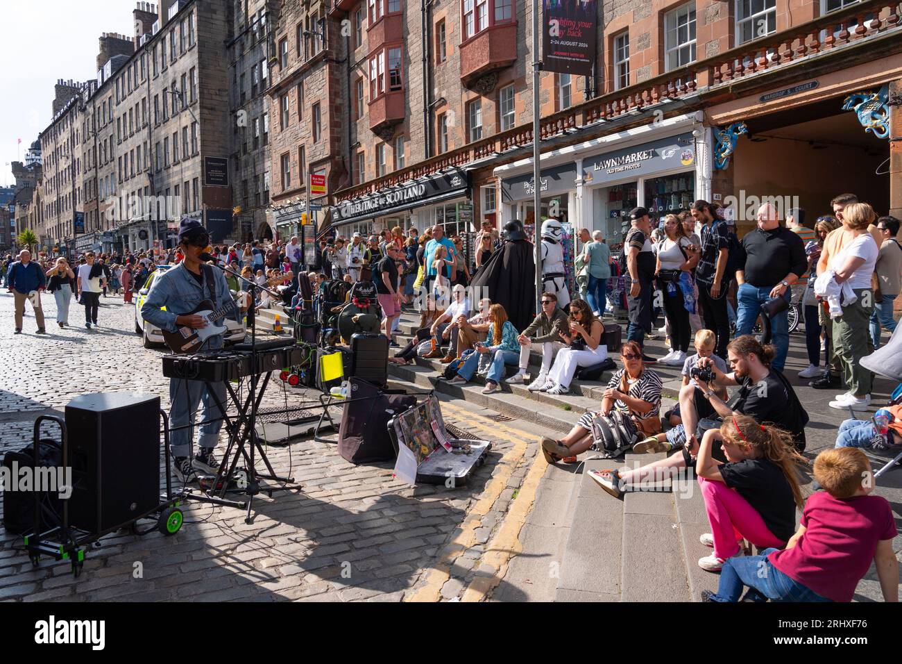 Edinburgh, Schottland, Großbritannien. August 2023. Edinburgh Royal Mile war während des Fringe Festivals sehr voll. Das gute Wetter am Wochenende brachte Tausende von Besuchern zur Royal Mile in Edinburgh, um Straßenkünstler zu sehen und die Festivalatmosphäre zu erleben. Iain Masterton/Alamy Live News Stockfoto