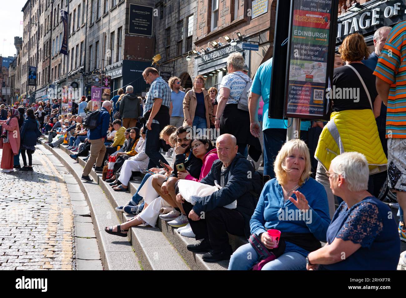 Edinburgh, Schottland, Großbritannien. August 2023. Edinburgh Royal Mile war während des Fringe Festivals sehr voll. Das gute Wetter am Wochenende brachte Tausende von Besuchern zur Royal Mile in Edinburgh, um Straßenkünstler zu sehen und die Festivalatmosphäre zu erleben. Iain Masterton/Alamy Live News Stockfoto
